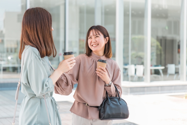 ショッピングする女性